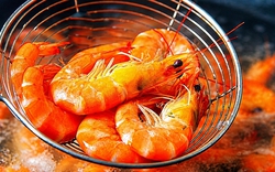 Luộc tôm đừng chỉ cho mỗi nước: Thêm 1 trong 2 gia vị này, tôm đỏ au, thịt ngọt săn chắc