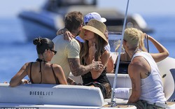 Paparazzi tóm cảnh Victoria khoe vai trần, sexy ôm David Beckham trên du thuyền khiến dân tình đỏ mặt