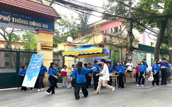 Cận giờ thi Ngữ văn vào lớp 10, nhiều thí sinh cuống cuồng chạy vào điểm thi