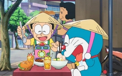 Đưa cảnh Nobita ngồi ghế nhựa ăn cơm tấm lên phim, ê-kíp Doraemon hé lộ nguyên nhân viết sai tên đặc sản Việt