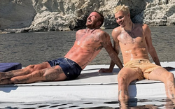 Bố 4 con, tuổi ngoài 50 - David Beckham cởi trần khoe body săn chắc nằm phơi nắng trên du thuyền 16 triệu bảng Anh, visual không tuổi là có thật!