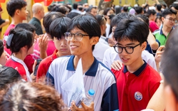 Nụ cười và nước mắt tiếc nuối của sĩ tử Hà Nội sau môn thi cuối lớp 10