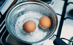 Luộc trứng mà thêm thao tác này, vỏ không bao giờ nứt, hương vị ngon hơn hẳn