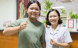Cô bé ung thư máu mang sách vào viện, học để thực hiện lời hứa với bà