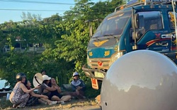 Ô tô tải va chạm xe máy trên quốc lộ ở Huế, cháu bé 6 tuổi tử vong