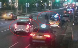 CCTV vụ nam ca sĩ gen Z chở bạn gái tông tài xế đang đứng chờ khách, bỏ trốn thì bị người dân đuổi theo đập vỡ cửa kính