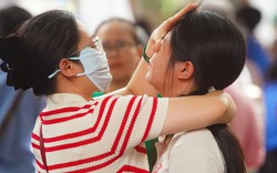 Thí sinh "bật khóc" vì đề Toán lớp 10 Hà Nội khó hơn năm ngoái