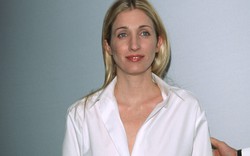 Áo sơ mi trắng kiểu Carolyn Bessette-Kennedy: Item bị săn lùng nhất hè 2026 sau loạt phim "Love Story" gây sốt toàn cầu