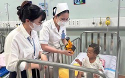 Những hình ảnh mới nhất tại bệnh viện của em bé 2 tuổi bị bạo hành nghiêm trọng