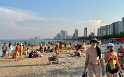 Cảnh tượng lạ ở bãi biển Mỹ Khê, Đà Nẵng, đến tắm biển cũng chia ca như đi làm