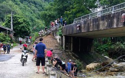 Ô tô chở dầu mất phanh tông vào lan can cầu, tài xế văng xuống suối tử vong