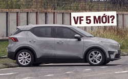 Dàn xe lạ giống VinFast VF 5 mới tiếp tục lộ diện: Đầu góc cạnh, cánh gió dài thể thao hơn, mâm lớn như VF 6
