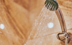 Tắm kiểu này vào mùa hè thực sự quá sức đối với não và tim