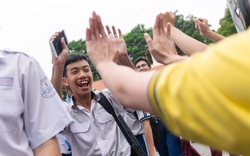 Hết giờ làm bài môn Văn vào lớp 10 TP.HCM: Đề rất hay, thí sinh rạng rỡ ra khỏi phòng thi!