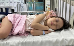 Mẹ bé gái bị đẩy ngã từ cầu trượt cao 1,5m chia sẻ tình trạng hiện tại của con: "Con tha lỗi cho bạn rồi ạ"