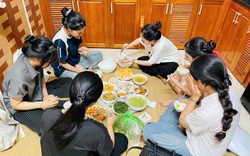 Người phụ nữ Hà Nội nấu cơm, mở cửa đón hơn 70 sĩ tử và phụ huynh ở miễn phí