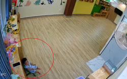 Em bé 18 tháng ngồi 1 mình thui thủi trong lớp chờ mẹ đến đón: "Ngoan ngoãn đến mức đau lòng!"