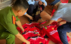 Bày bán 7 bộ quần áo Manchester United, tiểu thương Hoàng Thị Hường bị xử phạt