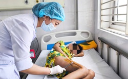 Bé trai 11 tuổi suýt mất chân vì 1 loại vi khuẩn được ví là "sát thủ vô hình" thường cư trú tự nhiên trên da và khoang mũi