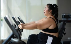 Nhịn ăn liên tục 6 ngày, giảm liền 7,5kg, cô gái 25 tuổi tự thưởng 1 xô gà rán, 2 gói mỳ cay rồi phải nhập viện gấp