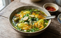 Loài hoa vàng ươm nấu với sấu được nồi canh thanh mát, là "suối nguồn" vitamin giúp chống nắng nội sinh, làm sạch lá gan