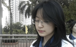 Chỉ còn 25 phút là hết thời gian làm bài thi đại học, một nữ sinh bất ngờ giơ tay: "Thưa thầy, em xin đổi phiếu trả lời"