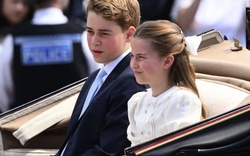 Ba con nhà Vương phi Kate lại "cướp sóng" Trooping the Colour: Louis vẫy tay phấn khích, George xuất hiện với diện mạo mới