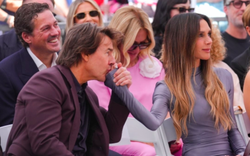 Khoảnh khắc Tom Cruise hôn tay vợ Beckham gây tranh cãi