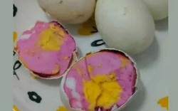 Người phụ nữ "sốc nặng" khi phát hiện trứng luộc chuyển sang màu hồng