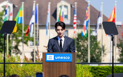 Joshua đại diện SEVENTEEN phát biểu tại trụ sở UNESCO