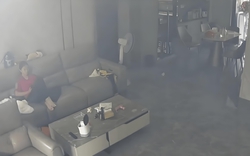 Cảnh tượng nữ sinh ngồi giữa căn nhà mù mịt khói bị lộ qua camera giám sát, cha mẹ nhìn mà lạnh lòng
