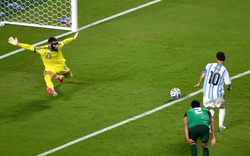 Ngay cả quả bóng World Cup cũng phải "cúi đầu" trước Messi: Cú sút với tốc độ gần 110 km/h gây choáng váng