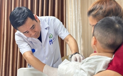 Bé 22 tháng suýt mất bàn tay vì máy dập cốc, bác sĩ nối thành công sau 5 giờ