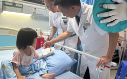 Tỉnh dậy sau giấc ngủ trưa, bé gái 2 tuổi khóc thét, cô giáo nhìn thấy tưởng không sao, cha mẹ lập tức đưa đi viện