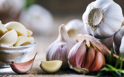 Người phụ nữ ăn tỏi sống mỗi ngày để "ngừa ung thư", sau 6 tháng nhận tin bất ngờ