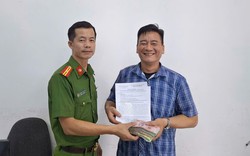 Tài khoản bất ngờ nhận 137,763 triệu đồng lúc 23h45, chàng trai ở Hàn Quốc lập tức gọi về Việt Nam: Người cha rút toàn bộ tiền mặt giao cho công an