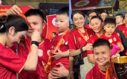Chu Thanh Huyền hot không kém Quang Hải, được fan vây kín xin chụp ảnh, "cam thường" bóc trần nhan sắc thật