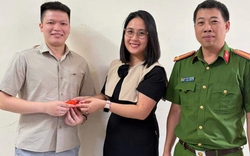 Phát hiện 2 chiếc nhẫn vàng trước cửa siêu thị, công an mời một người đàn ông lên xác minh