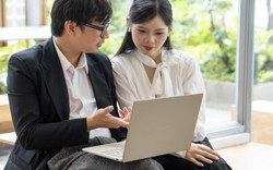 "Bỏ việc mang vác nặng": Laptop 990g - "Vũ khí" cân mượt mọi deadline từ văn phòng ra quán café