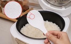Vì sao muôi xới cơm luôn có nhiều hạt li ti nổi trên mặt?