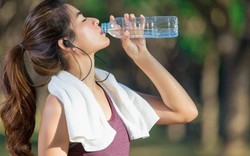 Bác sĩ cảnh báo thói quen bù nước phản tác dụng ngày nắng nóng