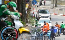 Có những người đang kiệt sức vì nóng bên ngoài cánh cửa điều hòa của bạn