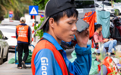 "Chờ em chút" và góc khuất nghề shipper giữa cao điểm nắng nóng 40 độ C ở Hà Nội: "Có lần đợi gần một tiếng, gọi lại thì khách bảo ngủ quên"