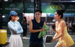 Sân pickleball ở TP.HCM vẫn kín người giữa cái nóng gần 40 độ C: Làm gì để không kiệt sức trên sân?