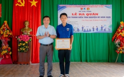 Khen thưởng nam sinh lớp 12 liều mình lao xuống biển cứu bé gái bị sóng cuốn