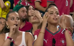 Chị em song sinh xuất hiện vài giây trên sóng trực tiếp đã hot rần rần ở World Cup, khiến cả cõi mạng phải tìm danh tính