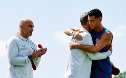Khoảnh khắc Ronaldo xúc động, ôm chặt chia buồn với nỗi đau mất cha của trợ lý HLV Bồ Đào Nha