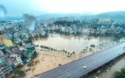 Mưa lớn, người dân Quảng Ninh bì bõm chạy lũ trong đêm