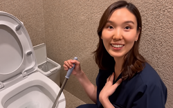 Cô gái bỏ việc kế toán lương 158 triệu/tháng để đi cọ toilet: "Dọn bồn cầu giúp tôi hạnh phúc hơn"