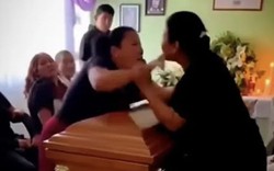 Tang lễ đang diễn ra, 2 phụ nữ bỗng lao vào nhau trước quan tài khiến người thân hoảng hốt: Vì lý do này
